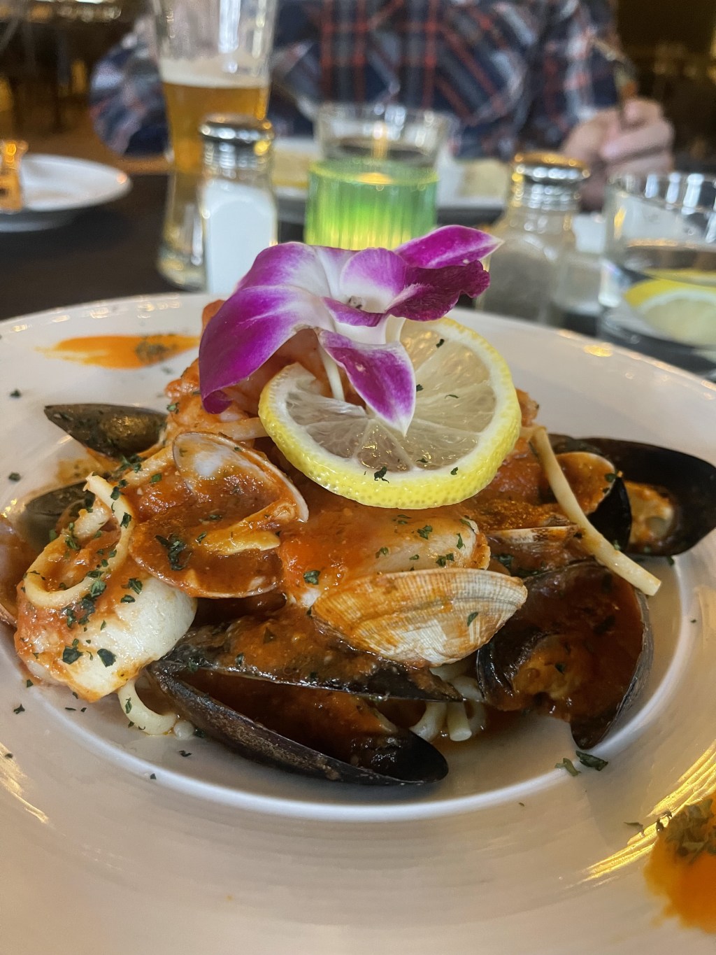 Syty Wędrowiec – Małże, przegrzebki, krewetki i skrzydełka, czyli Smaki&nbsp;Florydy