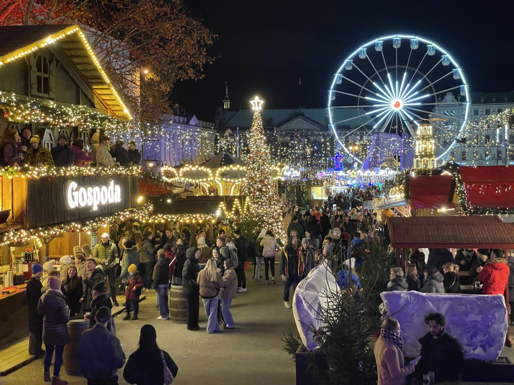 Przez miasta w rytmie kolęd i aromatach grzańca, langosza oraz pieczonej kiełbasy – Wizyta na Świątecznych Jarmarkach w Warszawie, Gdańsku, Szczecinie, Berlinie i&nbsp;Poznaniu.