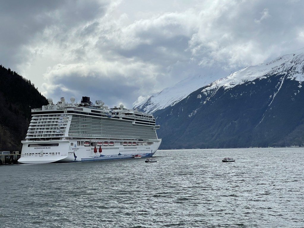 Ahoj przygodo! Ruszamy w rejs statkiem wycieczkowym! Jak to wygląda, czy bardzo buja, czy będziesz się nudzić na pokładzie oraz czy chciałbyś przemierzać świat w pływającym hotelu?