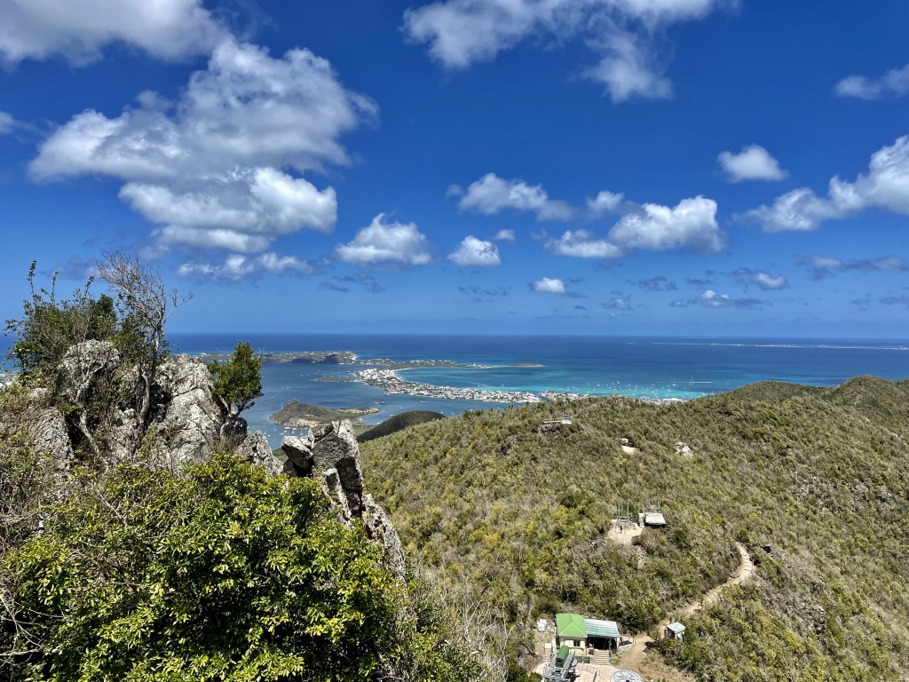 St. Maarten – Podzielona wyspa, gdzie za rajskimi plażami kryją się ruiny zabudowań oraz góry śmieci.
