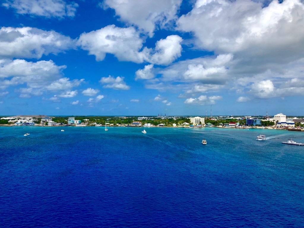 Raj podatkowy na środku Morza Karaibskiego a na ulicach kurczaki, czyli jak naprawdę jest na Kajmanach.